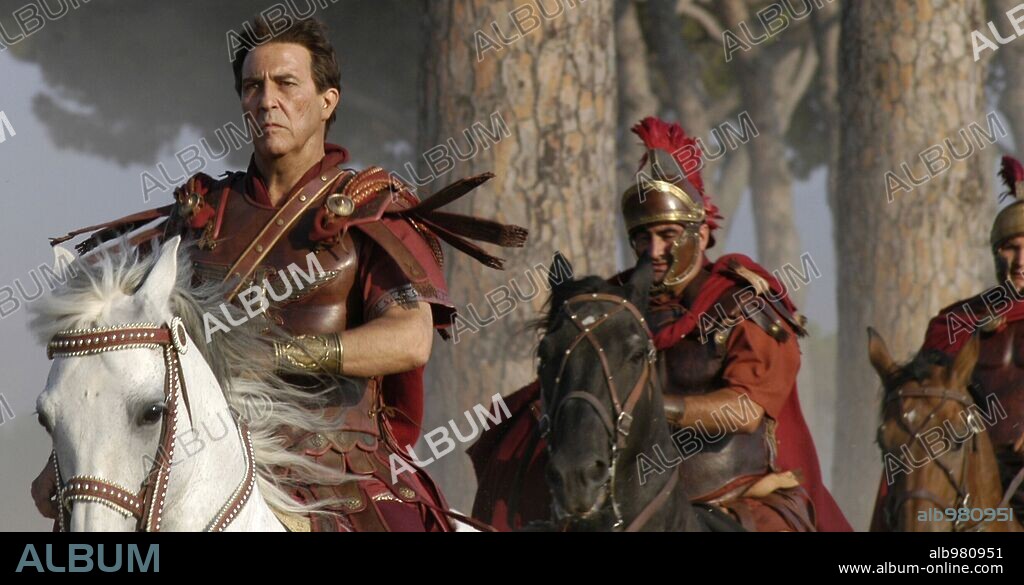 GAIUS JULIUS CAESAR and CIARAN HINDS. CIARAN HINDS in ROME, 2005 (ROME-TV), directed by MICHAEL APTED. Copyright HBO.