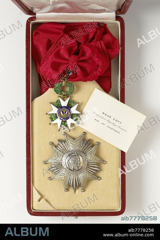 French knightly order (Legion d'Honneur), received by Willem Drees, Box covered with red leather, with the letters on the outside of the lid 'RF', in which the decorations of the Grand Cross of the Legion d'Honneur, Republic of France, granted to Prime Minister W. Drees. The Legion d'Honneur was founded in 1802 by Napoleon. The decorations consist of the order mark with shoulder strap and the order star. The order mark is a five-arm white enamelled star in gold, with a wreath of oak and bay leaves between the arms. The medallion in the center shows a woman's head and profile (symbol of the French Republic) that is turned to the right with the inscription 'Republique Francaise' in gold letters on a blue background, the reverse shows two crossed French flags on a gold background with the inscription 'Honneur et Patrie' in gold letters on a blue background. The order mark is worn on an oak and laurel wreath and as a whole hangs on a red sling. The ordester is a brilliant silver five-armed star with five smooth rays between the arms, the silver medallion shows a woman's head as on the order mark and has the inscription 'Republique Francaise - Honneur et Patrie'. The lid is lined with white silk on the inside, the decorations lie on a beige velvet rise, below which lies the shoulder strap. Loosely in the box is a one-sided printed fishing card with the text 'RENE COTY / President de la Republique Francaise' with underneath it in handwriting 'avec ses compliments.', Arthus Bertrand, Paris, in or after c. 1885, d 9.5 cm d 5.6 cm l 9.7 cm w 10.1 cm l 88 cm w 22 cm h 7.2 cm w 14.8 cm × d 30 cm.
