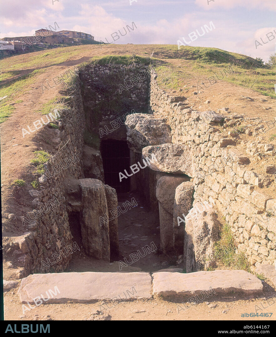 DOLMEN DE LA CUEVA DE LA MENGA.