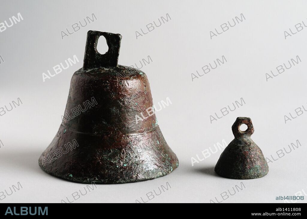 PIEZA Izquierda ;  Campana de bronce con forma troncocónica y enganche en la parte superior . Altura 42 mm Anchura 35 mm Grosor 2 mm Peso 39, 7 gr ( Siglo I -II dc ) - Epoca romana , procedente del Yacimiento arqueológico de Complutum en Alcalá de Henares ( Madrid ). ESPAÑA    PIECE Left ; Bronze bell with conical body shape and hook at the top. Height 42 mm Width 35 mm Thickness 2 mm Weight 39, 7 gr (1 St - 2 nd CE )- Roman period, from the archaeological site of Complutum in Alcalá de Henares ( Madrid ). SPAIN.