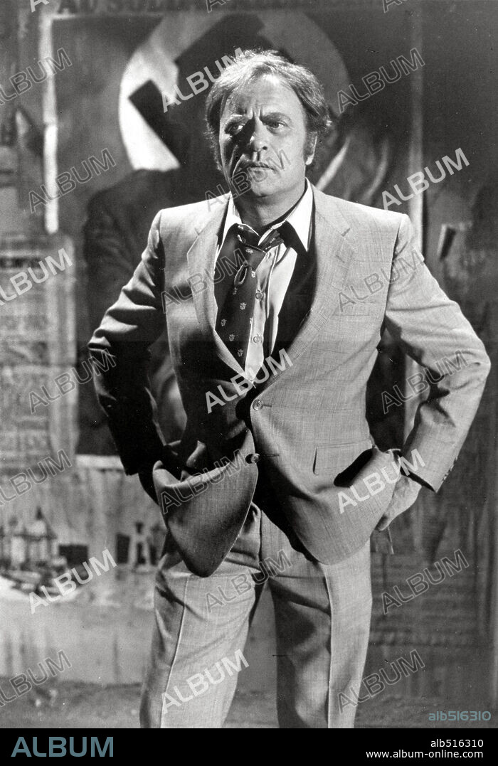 VIC MORROW en EN LOS LÍMITES DE LA REALIDAD, 1983 (TWILIGHT ZONE: THE MOVIE), dirigida por GEORGE MILLER, JOE DANTE, JOHN LANDIS y STEVEN SPIELBERG. Copyright WARNER BROTHERS.