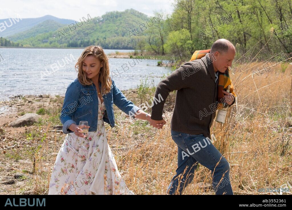 ABBIE CORNISH and WOODY HARRELSON in THREE BILLBOARDS OUTSIDE EBBING, MISSOURI, 2017, directed by MARTIN MCDONAGH. Copyright BLUEPRINT PICTURES.