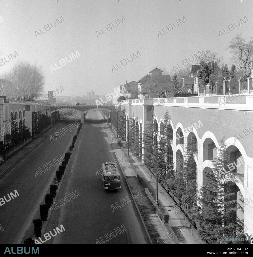 AUTOVIA MADRID- BARCELONA - N II - AVENIDA DE AMERICA CON LA CALLE ARTURO SORIA - FOTOGRAFIA EN BLANCO Y NEGRO - AÑOS 60.