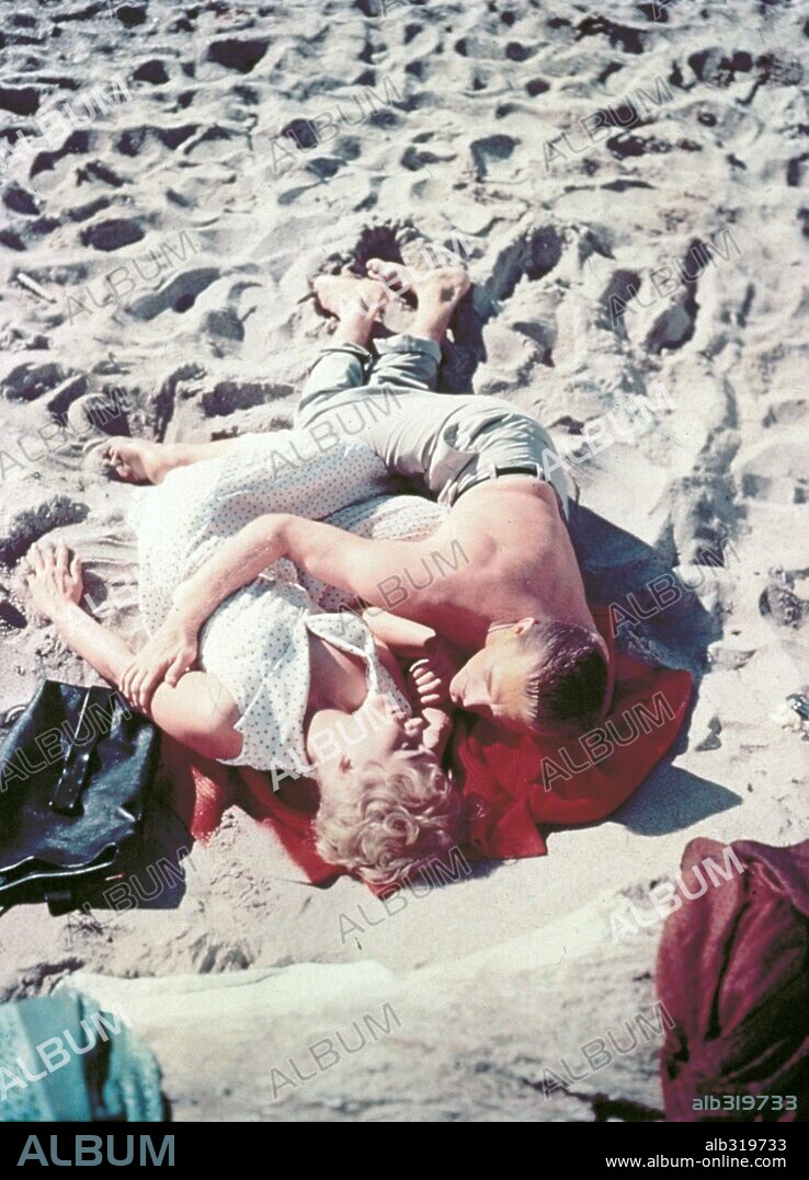 KIM NOVAK y KIRK DOUGLAS en UN EXTRAÑO EN MI VIDA, 1960 (STRANGERS WHEN WE MEET), dirigida por RICHARD QUINE. Copyright BRYNA-QUINE / COLUMBIA.