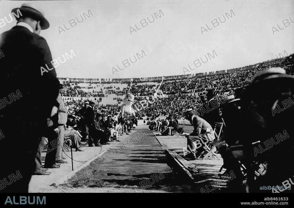 ©SCANPIX SWEDEN, 1906.. Hjalmar Mellander i längdhopp vid OS i Aten 1906.. Fångad i luften mitt i hoppet, rakt framifrån.. Foto: Scanpix. Code: 20360.