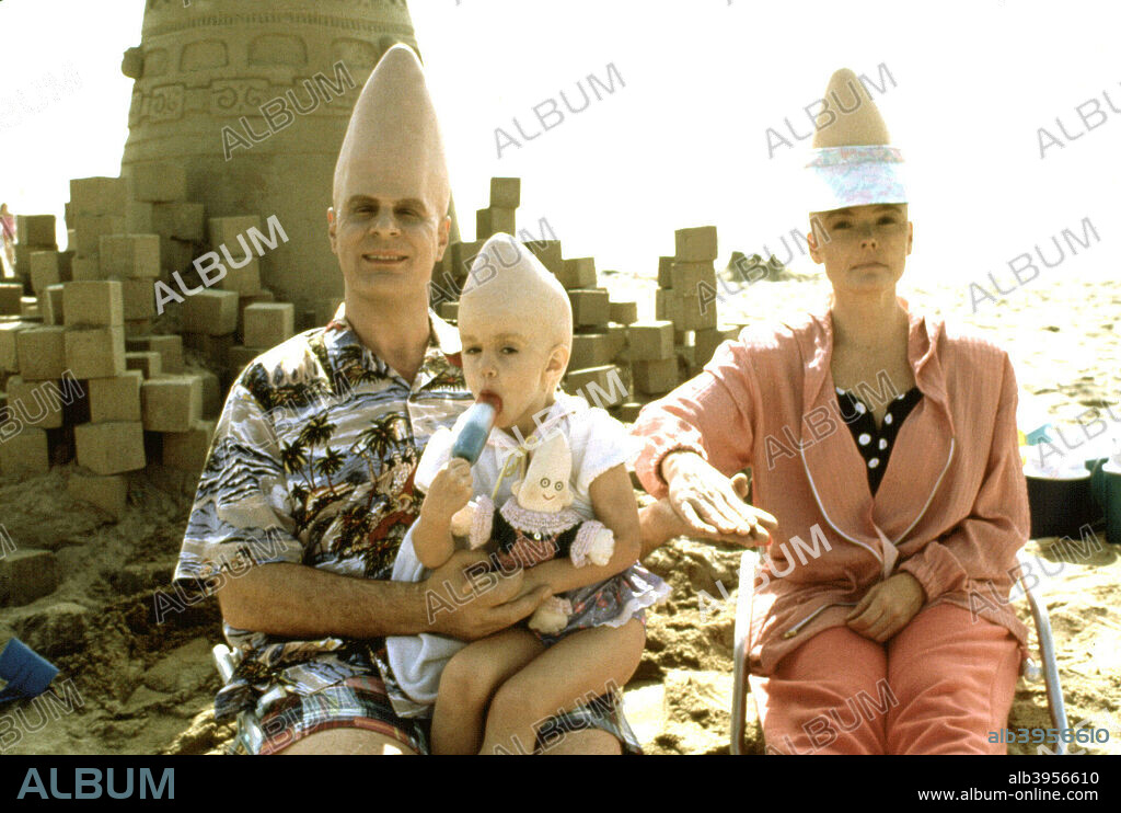 DAN AYKROYD y JANE CURTIN en LOS CARACONOS, 1993 (CONEHEADS), dirigida por STEVE BARRON. Copyright PARAMOUNT PICTURES.