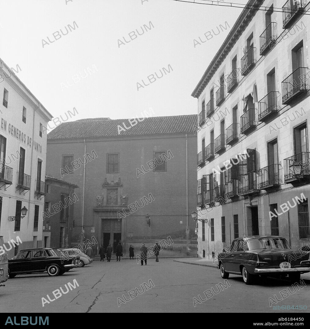 PLAZA DEL CONDE DE MIRANDA CON LA IGLESIA LAS CARBONERAS AL FONDO - FOTOGRAFIA EN BLANCO Y NEGRO - AÑOS 60.