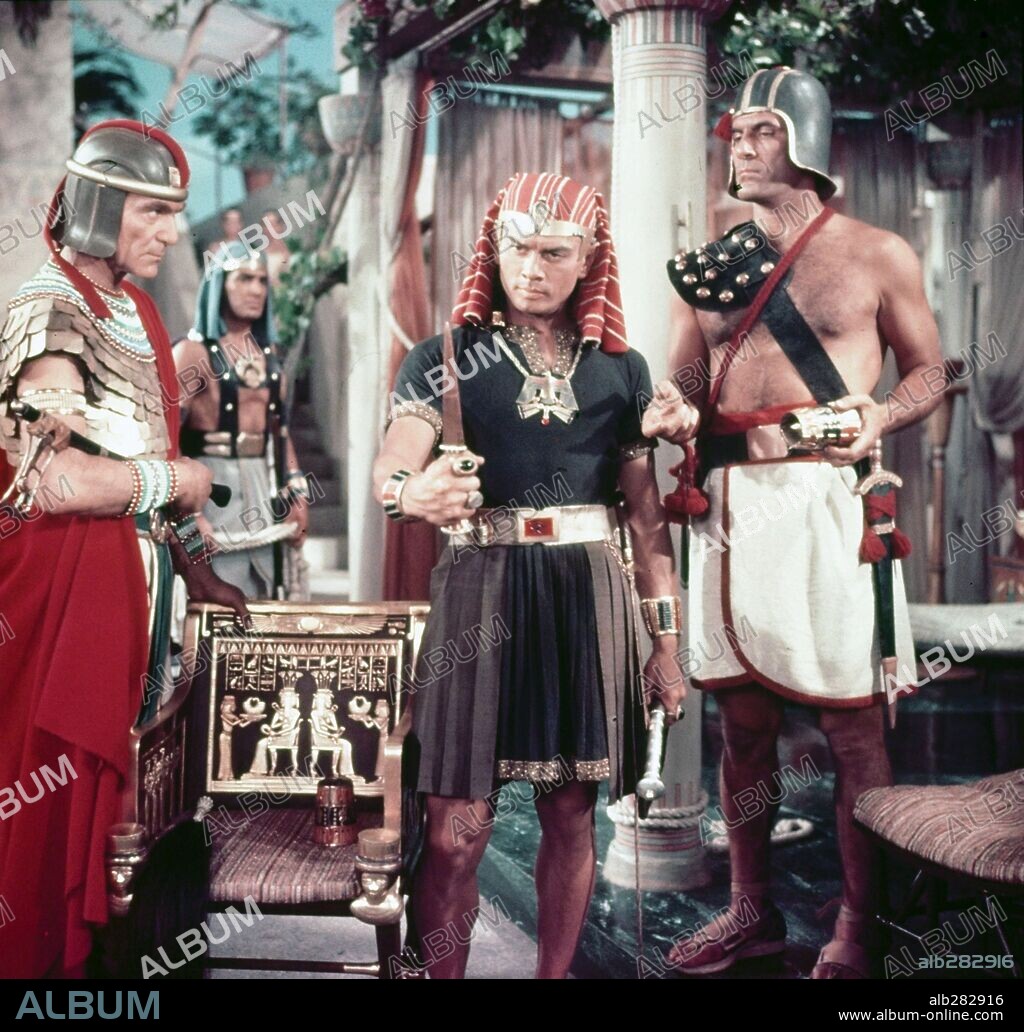 HENRY WILCOXON and YUL BRYNNER in THE TEN COMMANDMENTS, 1956, directed by CECIL B DEMILLE. Copyright PARAMOUNT PICTURES.