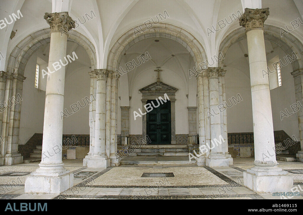 ARTE RENACIMIENTO. PORTUGAL. S. XVI. ANTIGUA IGLESIA DE LA MISERICORDIA. Se trata de una SALA HIPOSTILA cuadrada de nueve bóvedas con nervaduras sobre cuatro columnas con capiteles corintios. BEJA. El Alentejo.