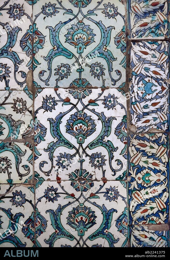 ARTE ISLAMICO-ESTILO OTOMANO. TURQUIA. Detalle de la CERAMICA ESMALTADA de tonos azulados que decoran las paredes del PALACIO TOPKAPI, realizada por los ceramistas de IZNIK. ESTAMBUL.