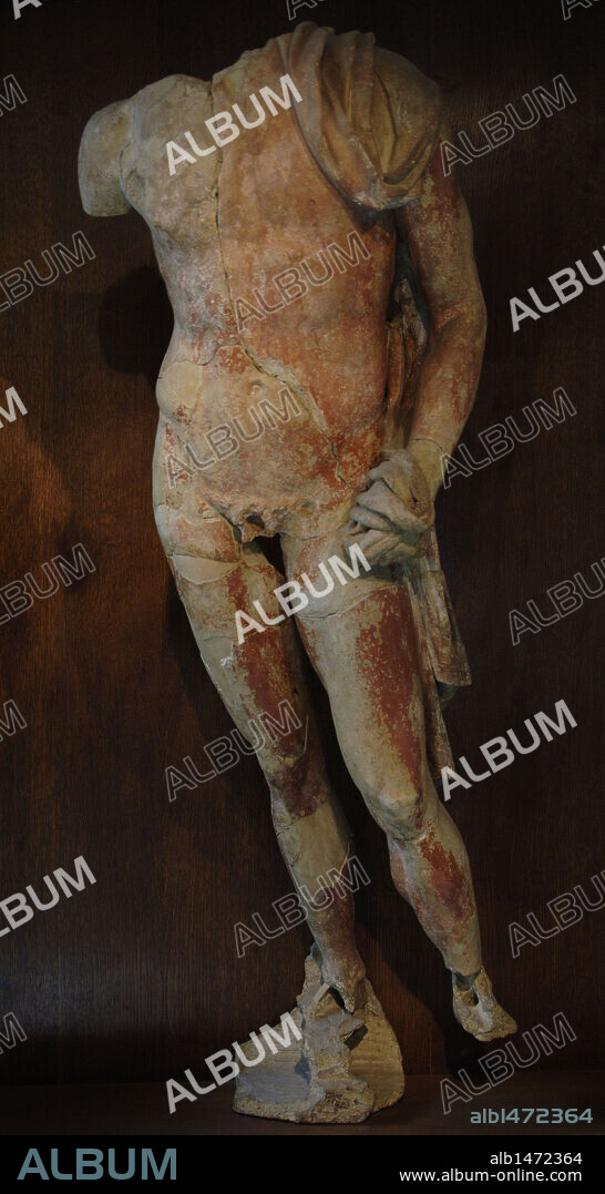 ARTE ETRUSCO. ITALIA. Detalle de una de las figuras fragmentarias en altorrelieve que formaban parte de la decoración de un frontón de un antiguo templo etrusco en Tívoli. Realizadas en terracota policromada entre finales del siglo IV e inicios del III a. C. Iconográficamente representa el tema del Vellocino de Oro y el viaje de los Argonautas. Museo Gregoriano Etrusco. Museos Vaticanos. Ciudad del Vaticano. Europa.