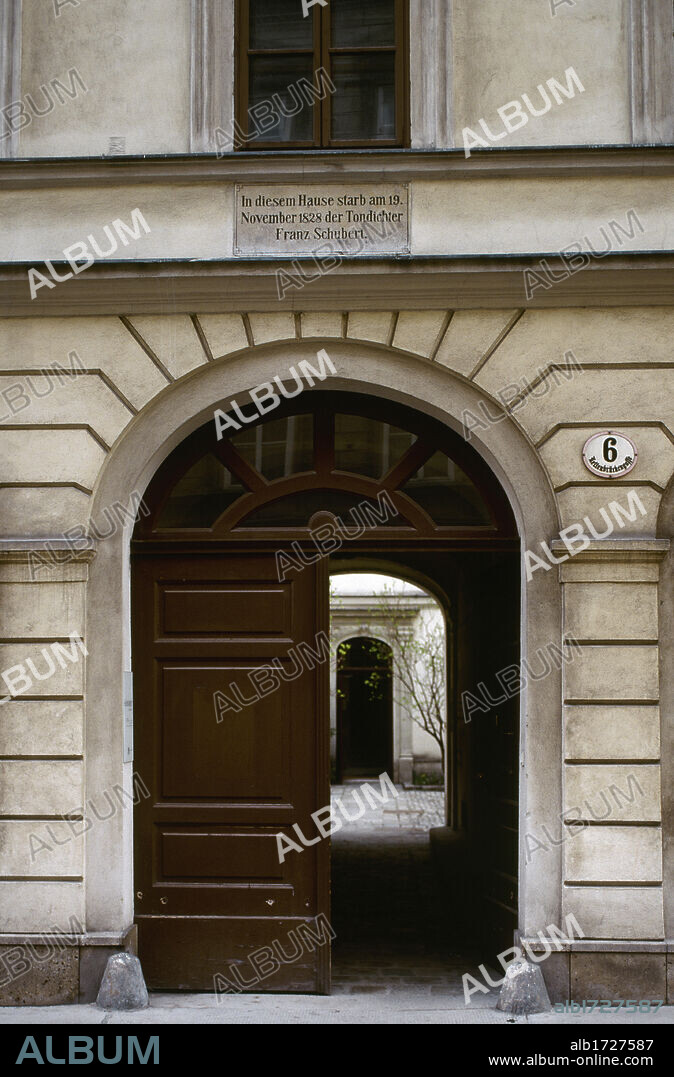 SCHUBERT, Franz (Viena,1797-Viena,1828). Compositor austríaco. Vista de la entrada del sencillo piso donde murió el artista, en el número 6 de Kettenbrückengasse. Actualmente se exponen facsímiles, grabados y el piano de la familia. VIENA. Austria.