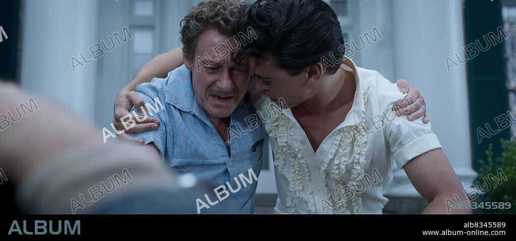 AUSTIN BUTLER and RICHARD ROXBURGH in ELVIS, 2022, directed by BAZ LUHRMANN. Copyright WARNER BROS.