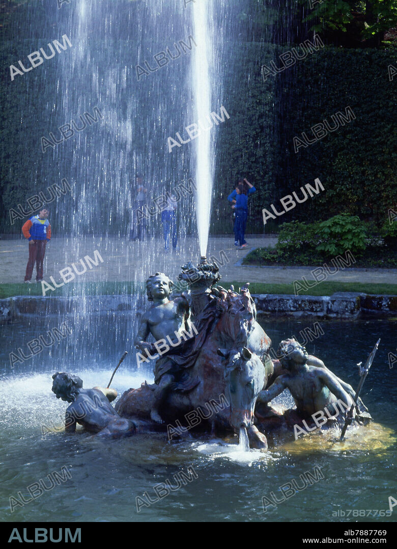 JARDIN-FUENTE DE NEPTUNO DE LA CARRERA DE CABALLOS.