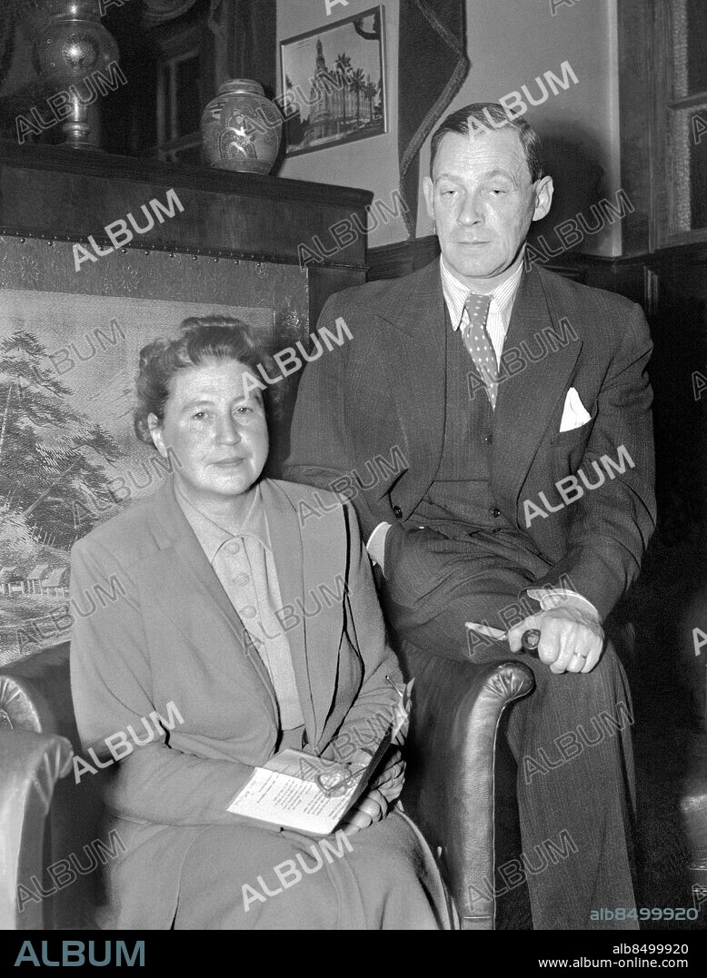 ARKIV 1942 . Arkitekturprofessorn Alvar Aalto (1898-1976) med sin hustru Aino Marsio. Alvar Aalto ritade Finlands paviljong på världsutställningen 1939 och bland annat Finlandiahuset i Helsingfors. Han var också fomgivare och formgav bla möbler tillsammans med sin hustru. Aalto har haft stor påverkan på både samtida och efterföljande arkitektur, både i Finland och i övriga Europa.. Architect Alvar Aalto from Finland with his first wife Aino Marsio.. Foto: TT / Kod 1900.