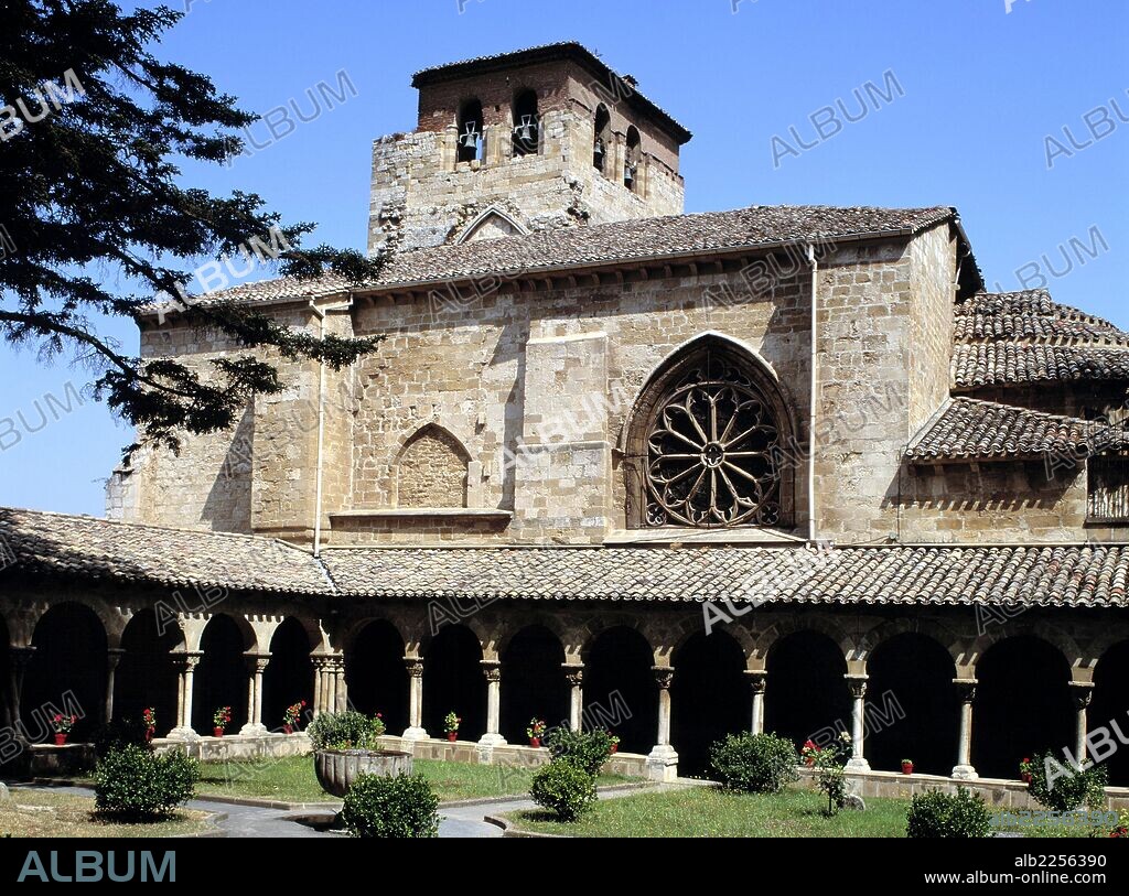 NAVARRA. ESTELLA. SAN PEDRO DE LA RUA. CLAUSTRO. ARTE ROMANICO.