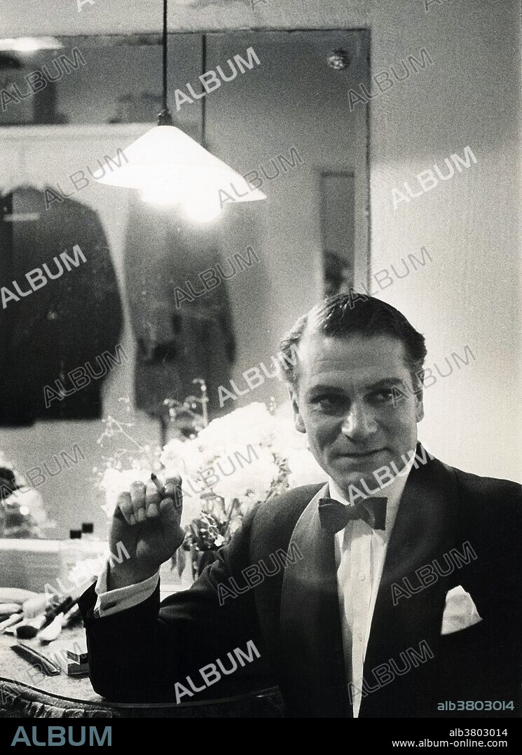 The English actor Sir Laurence Olivier (1907-1989) backstage at the London Palladium, where he had appeared in connection with a benefit, 1950.