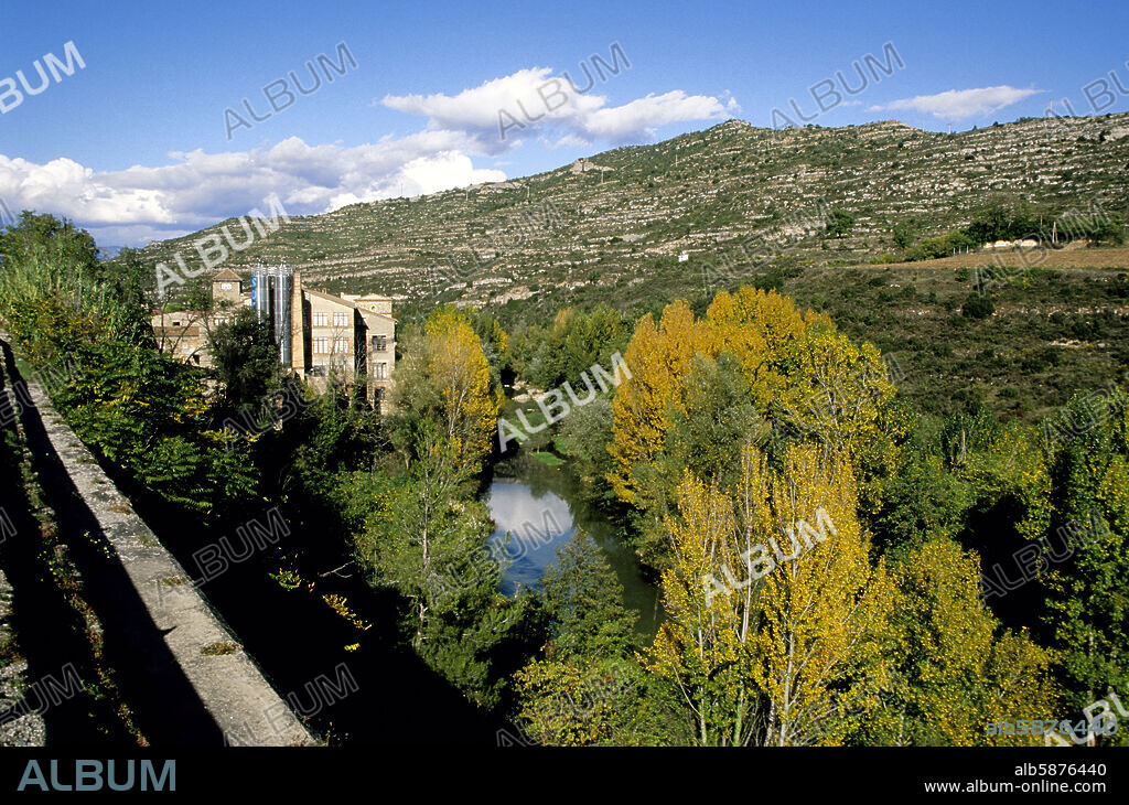Colonia (textil) de El Guixaró; vista con río Llobregat (comarca del Berquedà).