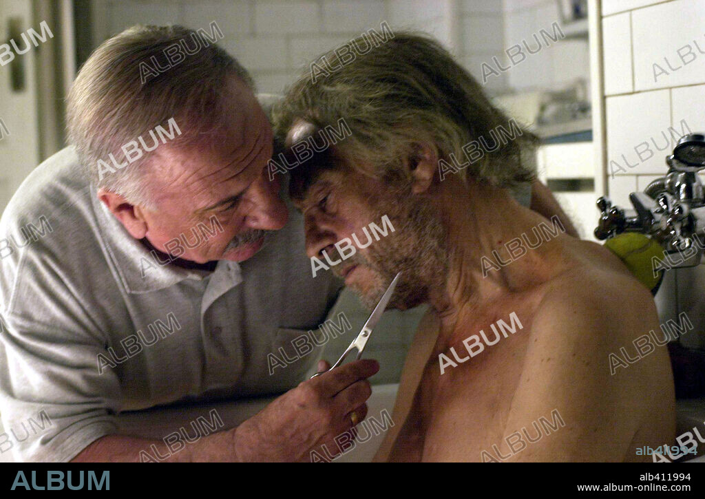 ALFREDO LANDA y NINO MANFREDI en LA LUZ PRODIGIOSA, 2003, dirigida por MIGUEL HERMOSO. Copyright AZALEA PRODUCCIONES/CANAL SUR/SURF FILMS.