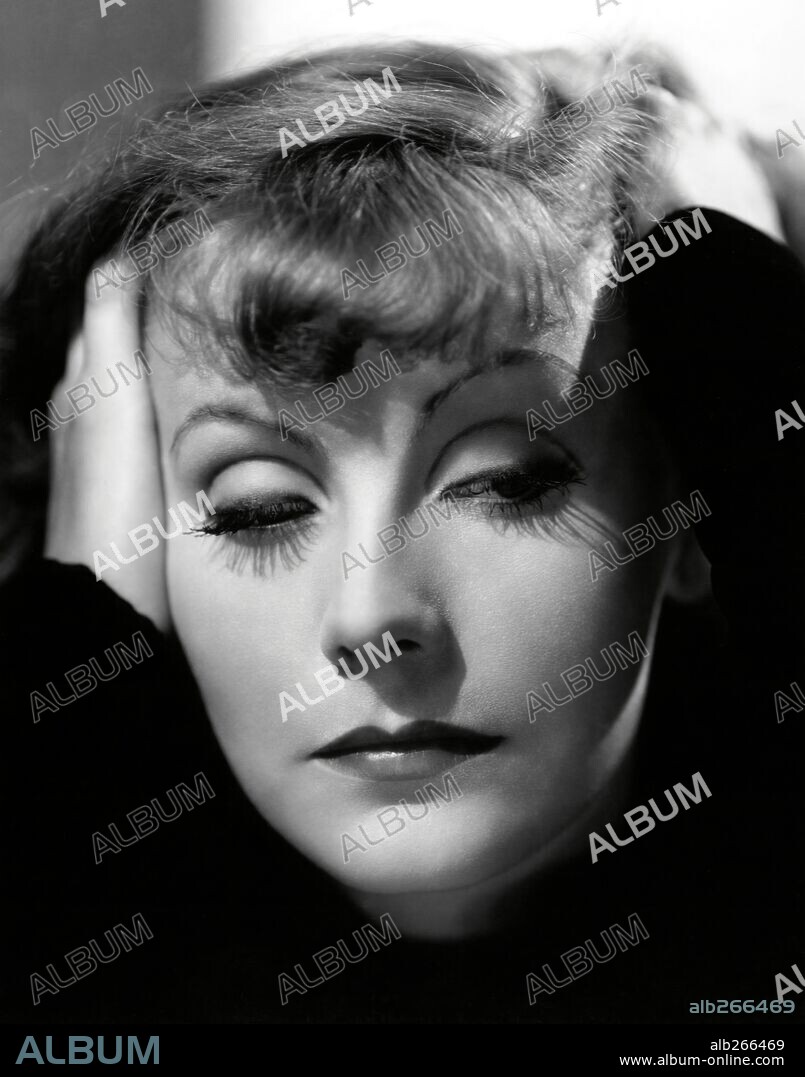 GRETA GARBO en SUSAN LENOX, 1931 (SUSAN LENOX, HER FALL AND RISE), dirigida por ROBERT Z. LEONARD. Copyright M.G.M. / BULL, CLARENCE S.