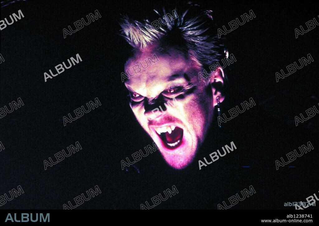 KIEFER SUTHERLAND in THE LOST BOYS, 1987, directed by JOEL SCHUMACHER. Copyright WARNER BROTHERS.
