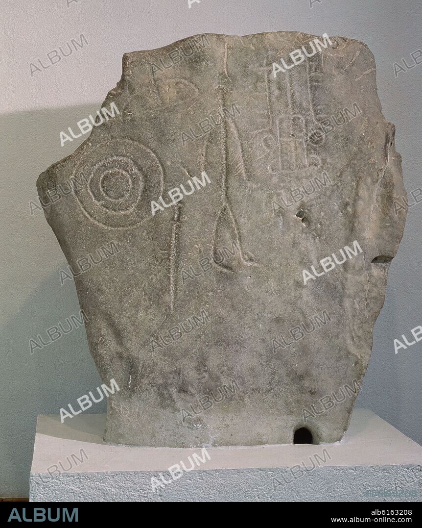 ESTELA FUNERARIA DE CARMONA- II MILENARIO- EDAD DE LOS METALES- MUESTRA LAS ARMAS DEL GUERRERO.