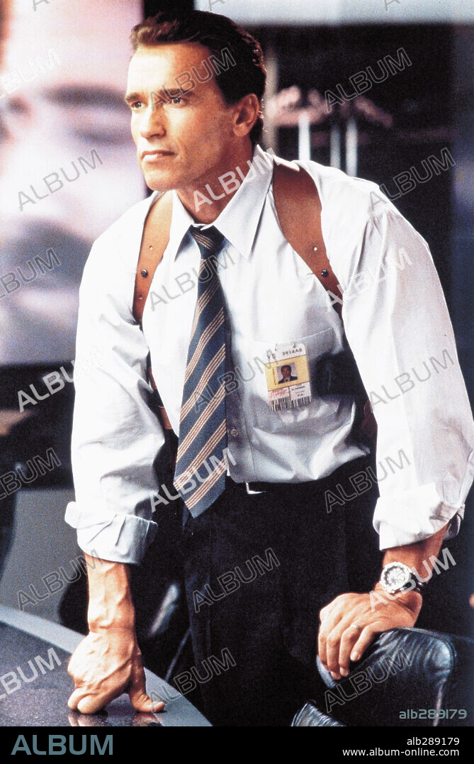 ARNOLD SCHWARZENEGGER in TRUE LIES, 1994, directed by JAMES CAMERON. Copyright 20TH CENTURY FOX.
