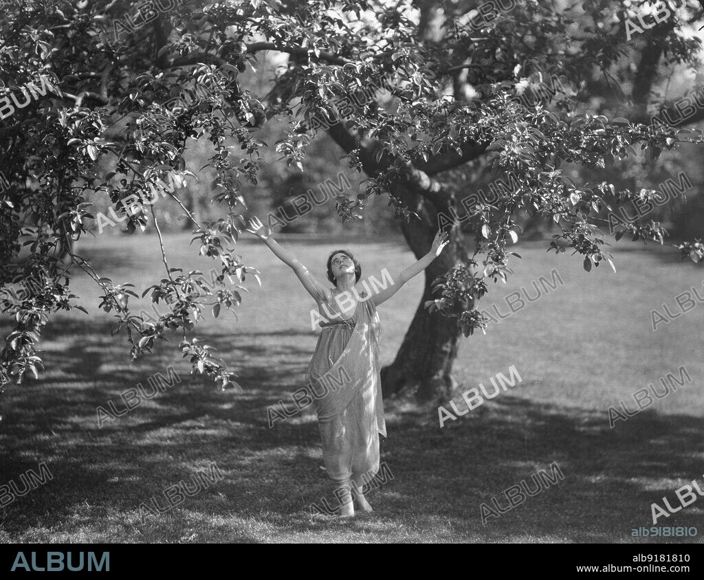 ARNOLD GENTHE. Isadora Duncan dancers, between 1915 and 1923.