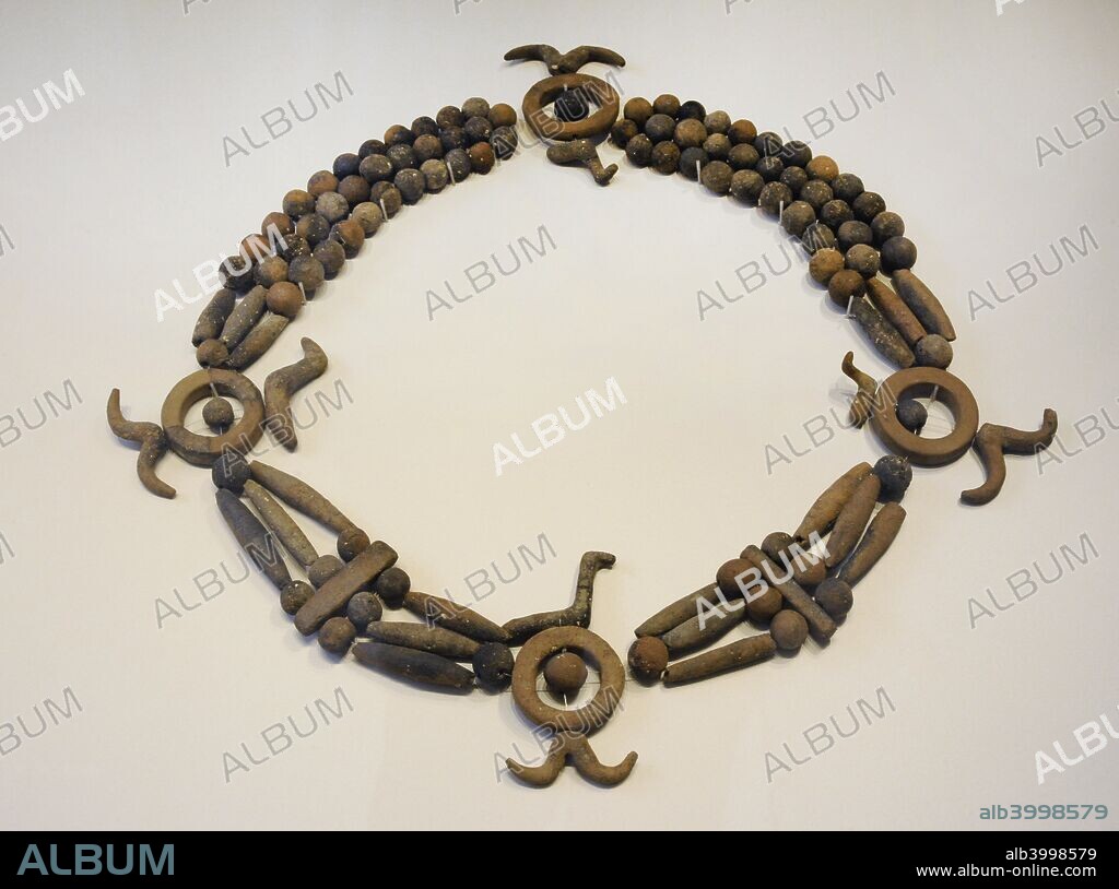 Collar de la "Sacerdotisa del Sol". Cultura Celtibérica. Siglos V-IV a. C. Arcilla. Necrópolis de Navafría, Clares (Maranchón, provincia de Guadalajara). Museo Arqueológico Nacional. Madrid. España.
