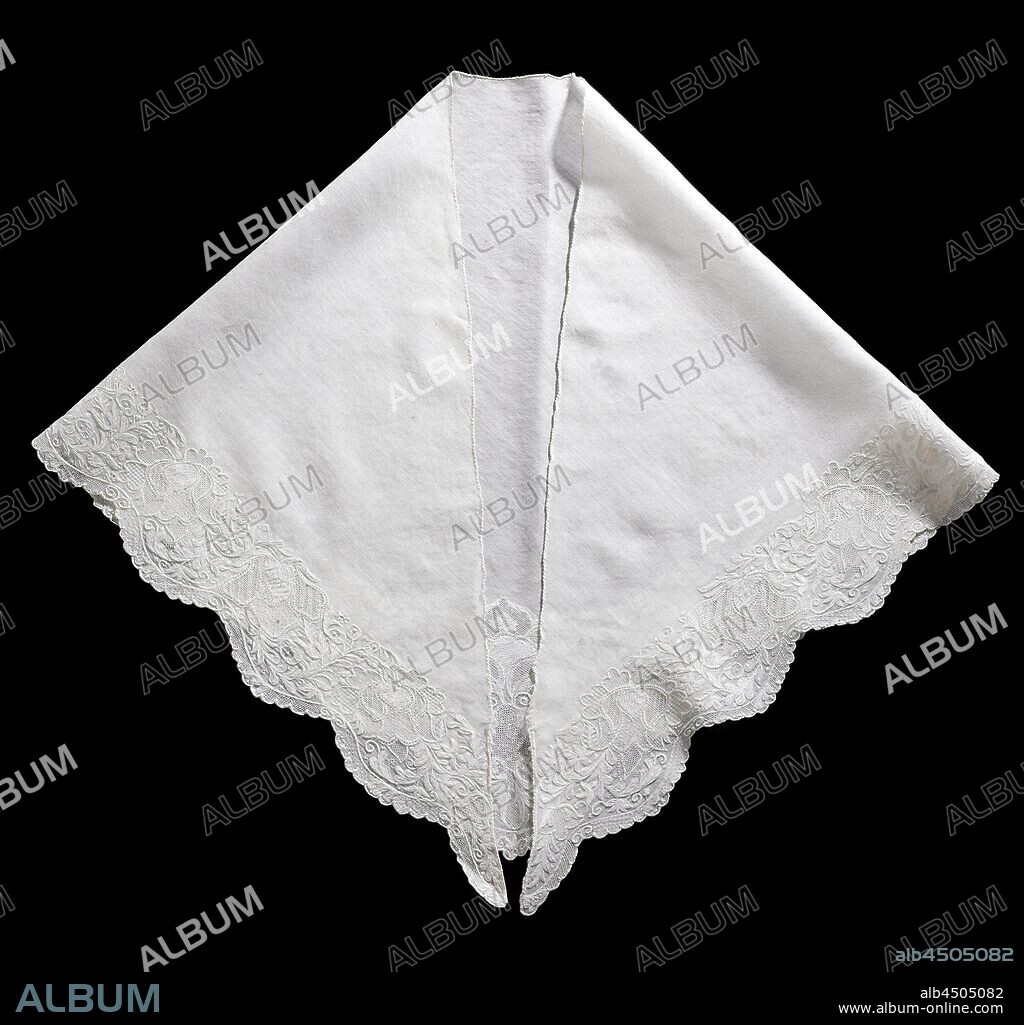 Fichu of linen batist, triangular and scalloped, decorated with floral border embroidery, shadow work and needle lace, shadow work and needle lace. Decoration: feston stitch, filet-tirés and chain stitch: Point de Dresde. Decorated on two sides with wide embroidered scalloped edges. There are two types of large, palmetal flowers, interrupted by feathered leaf vines with berries. Palmettes enlarged in the corner. Along the contour a wavy edge., anonymous, France (possibly), c. 1750 - c. 1800, geheel, borduurwerk, embroidering, l 80 cm.