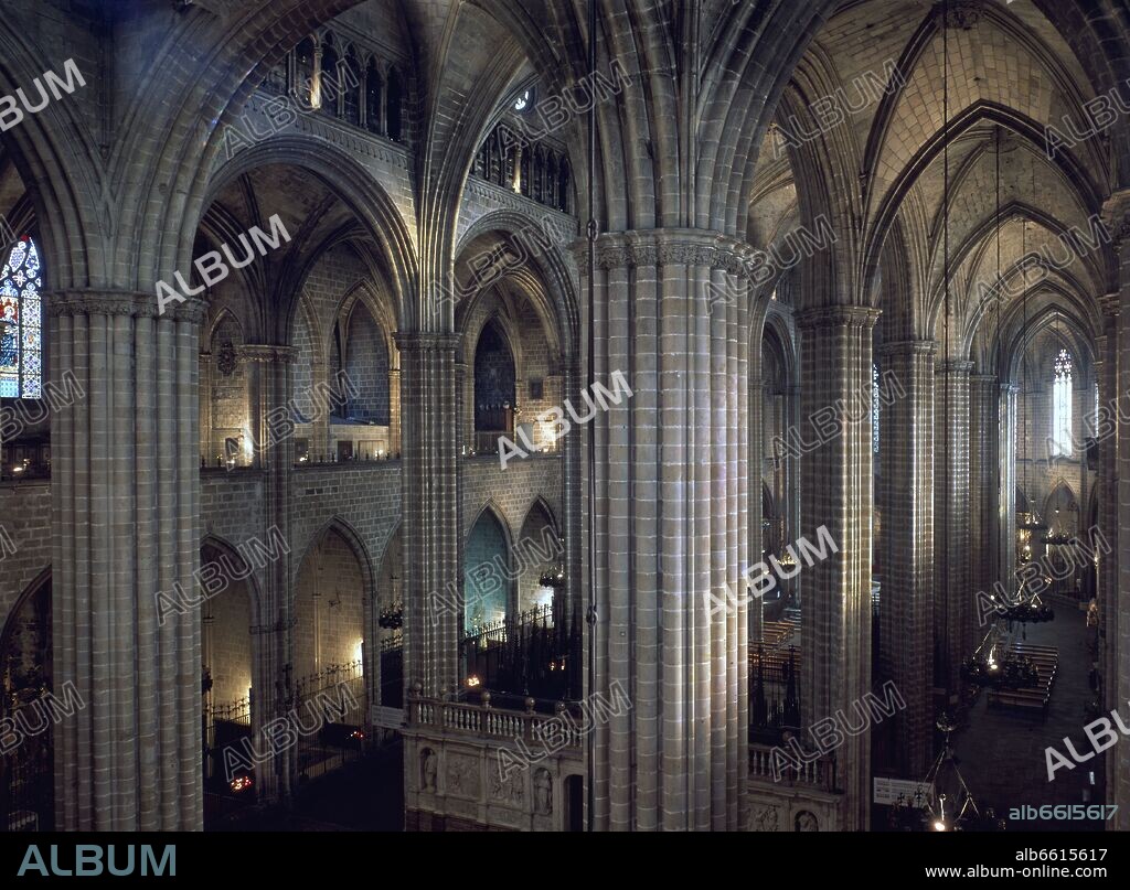 INTERIOR DE LA CATEDRAL DE BARCELONA - SIGLO XIV - GOTICO CATALAN.