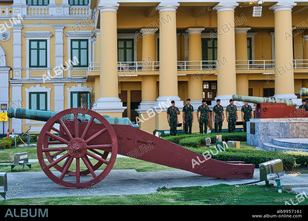 Thailand: Old cannons outside the Ministry of Defence, Phra Nakhon, Rattanakosin Island, Bangkok. The building, situated opposite the Grand Palace, dates from 1882 and was designed by Italian architect Joachim Grassi. It has been the Ministry of Defence headquarters since 1887.