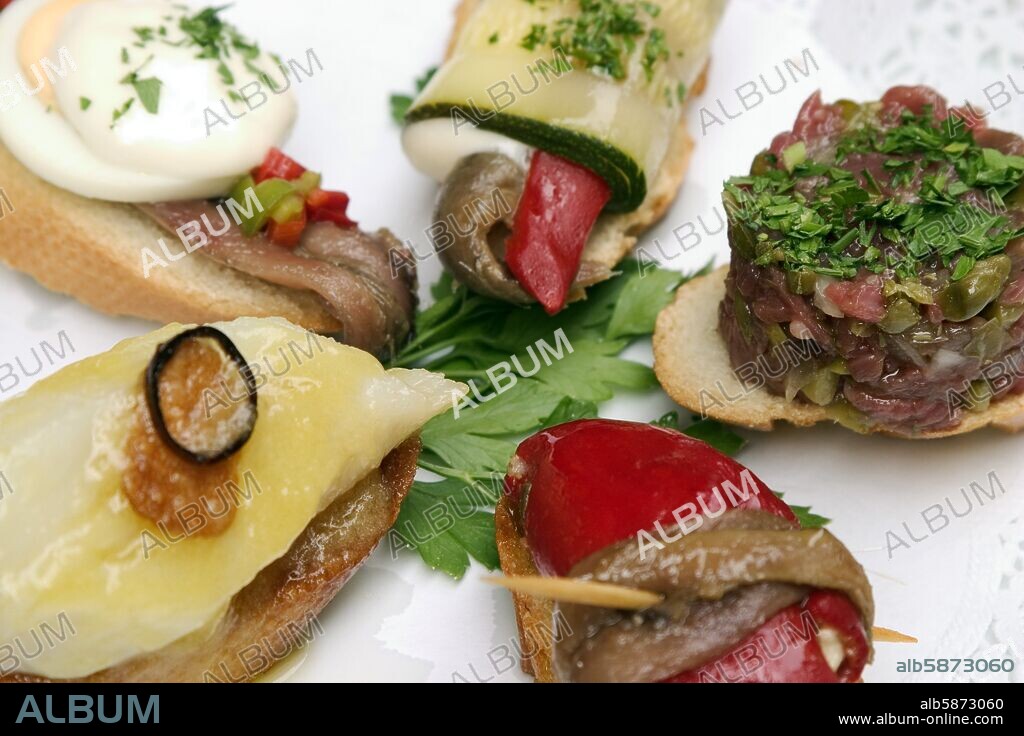 Bilbao / Bilbo;  bar de tapas "Gatz" en el Casco Viejo (uno de los más acreditados de la ciudad); tapas / montaditos variados (bacalao, tartar, "zapatito", etc).