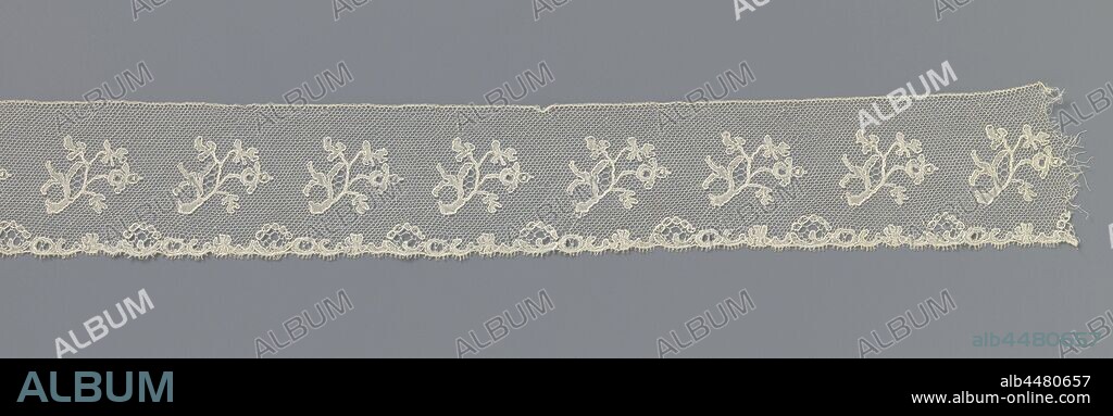 Strip of bobbin lace with loose S-shaped branches on the center line, Strip of natural-colored bobbin lace: Lille lace. The repeating pattern consists of loose S-shaped branches on the center line, with leaves and one round flower topped by two leaves and a circle. Along the underside of the strip a continuous pattern is formed by a succession of leaves, arcs, and openwork ovals, one of which is crowned by a pearl frame. The motifs are connected to each other by a fine grid, a lawn. The motifs are made in linen with a few large cut-outs and with thicker, shiny contour threads. Ornamental soils are used in the ovals along the underside and in a pointed oval-shaped space between a leaf and the S-shaped branch. The circles on the flowers are decorated with one muse, made in shape, processed in a sparing piece of ornamental soil. The top of the strip is finished straight. The very faintly scalloped bottom is finished with picots., anonymous, Lille, c. 1800 - c. 1824, linen (material), Lille lace, l 98 cm × w 6 cm ×, 5 cm.