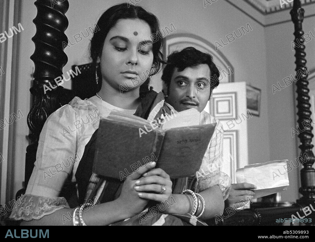 MADHABI MUKHERJEE y SOUMITRA CHATTERJEE en CHARULATA. LA ESPOSA SOLITARIA, 1964 (CHARULATA), dirigida por SATYAJIT RAY. Copyright R.D.BANSAL.