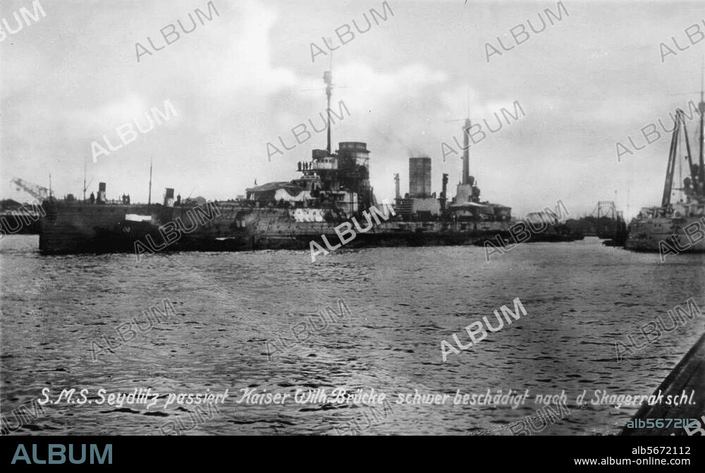 1. Weltkrieg 1914/18:. Seeschlacht vor dem Skagerrak. 31.5./1.6.1916. Die S.M.S. Seydlitz passiert schwer beschädigt die Kaiser Wilhelm-Brücke in Wilhelmshaven, nach der Skagerrak-Schlacht. Foto. Berlin, Sammlung Archiv für Kunst und Geschichte.