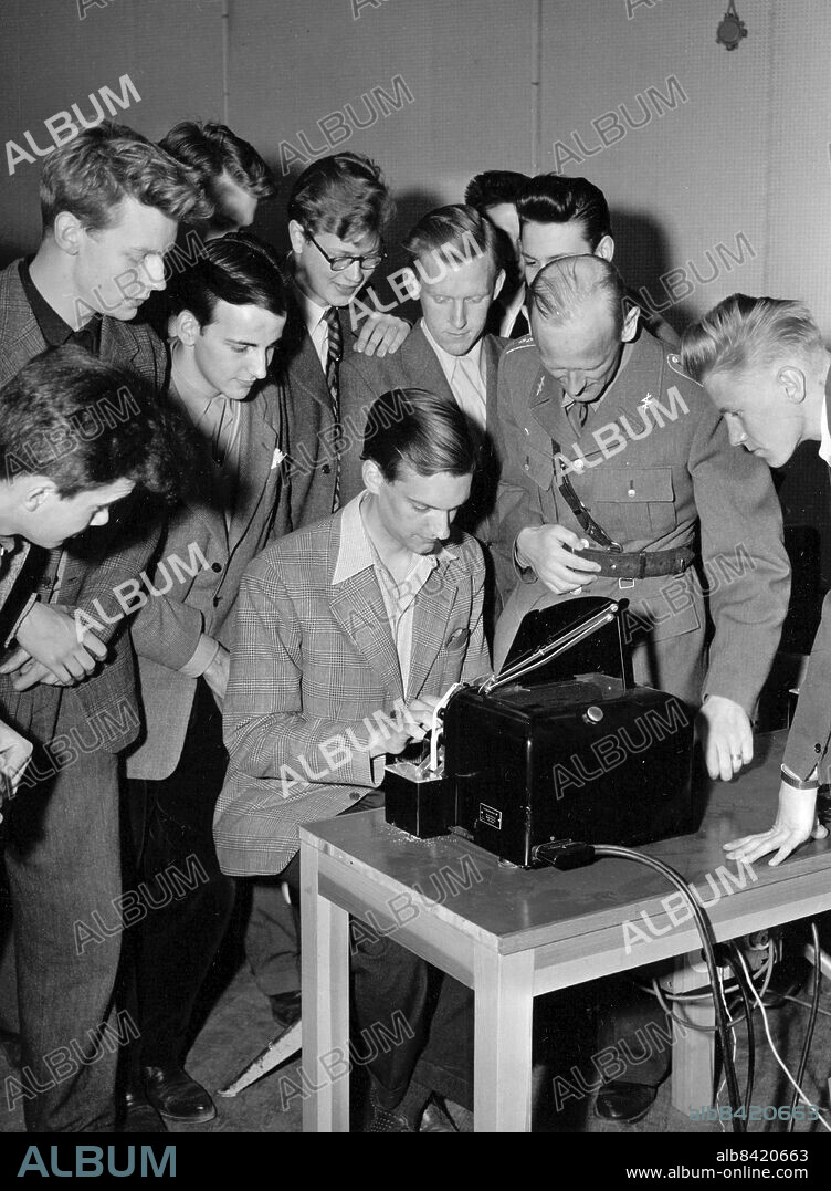 Frösunda 1954-05-11. 50 tredjeringare deltog i en visning av Signalregementet i Frösunda. Kapten Åke Dahlström visar grabbarna en fjärrskriftapparat.. Foto: SvD / TT / kod 12014.