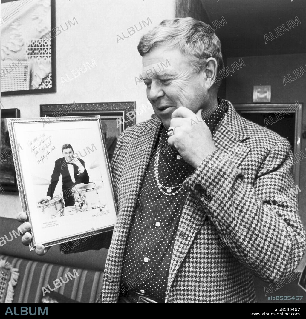 GÖTEBORG 1985-12-10.. Nils-Bertil Dahlander tittar på sig själv från 1958. *** Local Caption *** GP Foto: Jarl Ahlström / Kamerareportage / TT / Kod: 2524.
