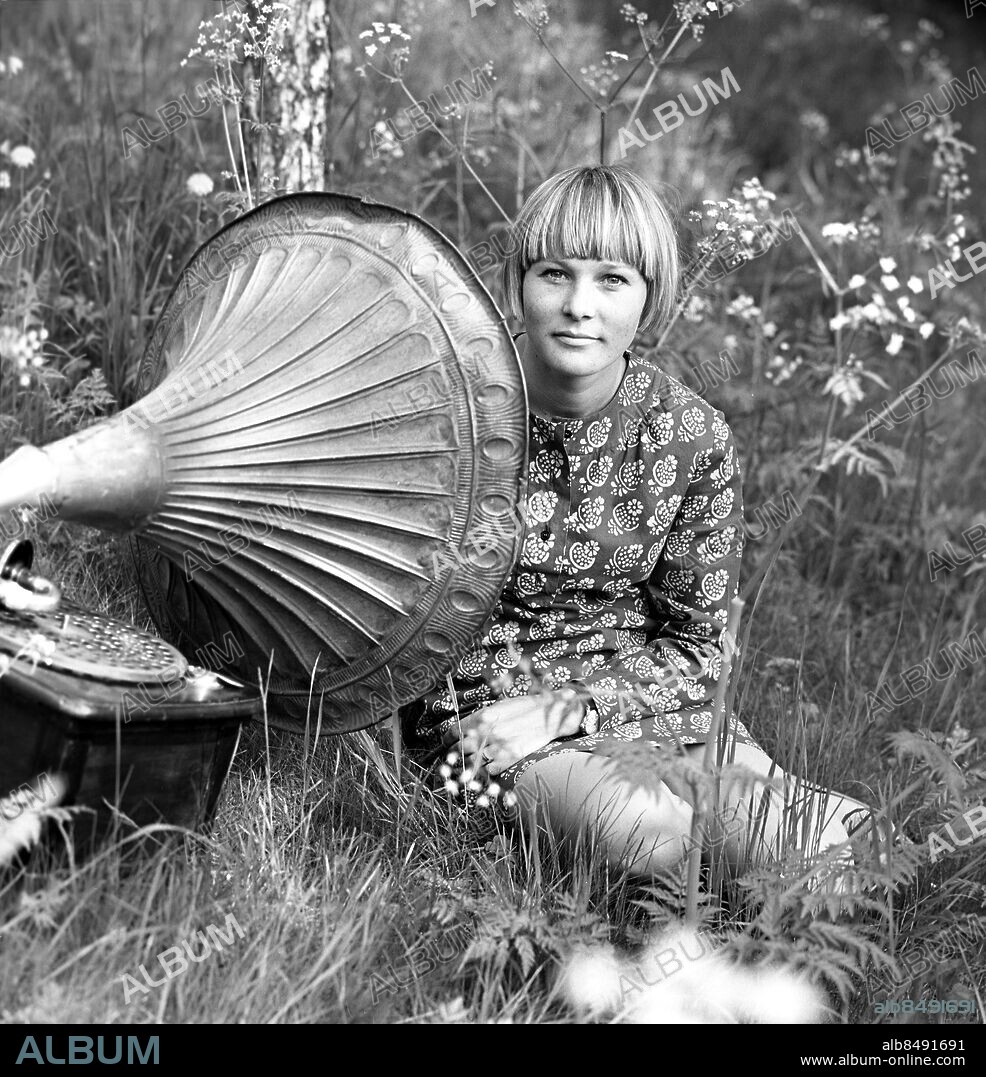 1967.. K Adams-Ray, född 1941, programledare i radio och TV. Trattgrammofoner Klänningar Mönster Lugg persons: KERSTI ADAMS-RAY sites: SVERIGE.