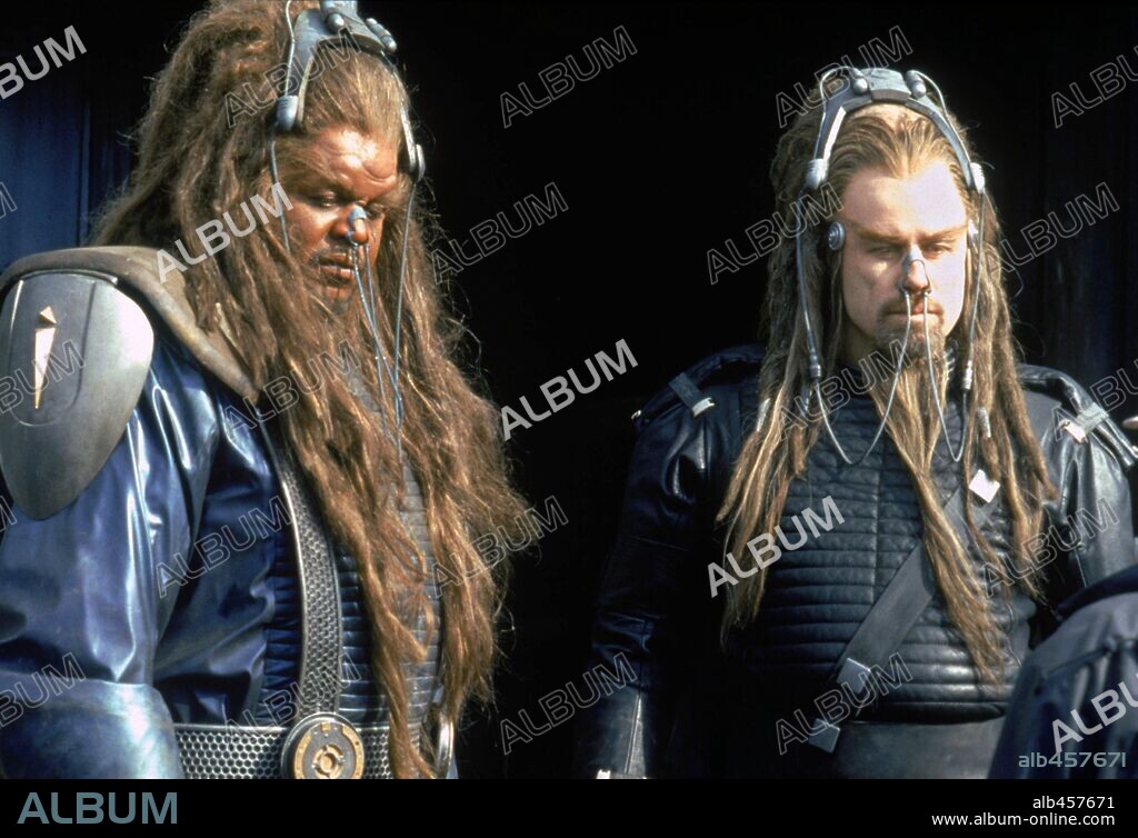 FOREST WHITAKER y JOHN TRAVOLTA en CAMPO DE BATALLA: LA TIERRA, 2000 (BATTLEFIELD EARTH: A SAGA OF THE YEAR 3000), dirigida por ROGER CHRISTIAN. Copyright WARNER BROS.