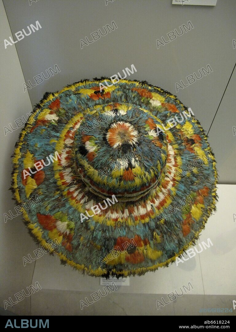 SOMBRERO DE FIBRA VEGETAL, PLUMAS Y RESINA VEGETAL- INDIOS CHOLON- SIGLO XVIII- ALTO AMAZONAS- PERU- EXPEDICION DE HIPOLITO RUIZ Y JOS.