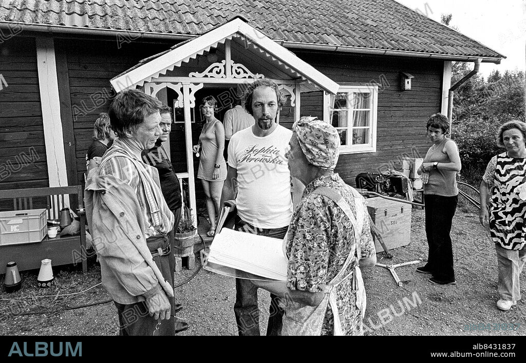 ÖSTERGÖTLAND 1972-06-30.. Inspelning av VEM ÄLSKAR YNGVE FREJ?. TV-film av Stig "Slas" Claesson i regi av Lars Forsberg.. Sänt första gången 1973-01-06.. Här ses bl. a., närmast kameran från vänster, skådespelaren Allan Edwall, som Gustafsson Lars Forsberg, regissör, och skådespelerskan Bellan Roos, som Elna.. Foto: Bertil S-son Åberg / RiR / SVT / Kod: 5600. Reportage publ. i RiR 33/72 sid. 8-9.. RiR 20567 sv/v neg   . TV2-teatern.