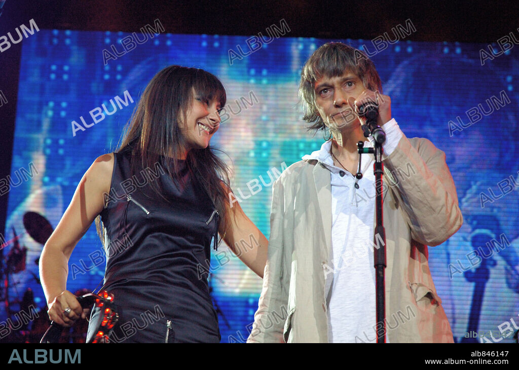 17 / 06 / 2006; Estadio Vicente Calderon. Madrid. Eva Amaral y Antonio Vega durante el concierto.