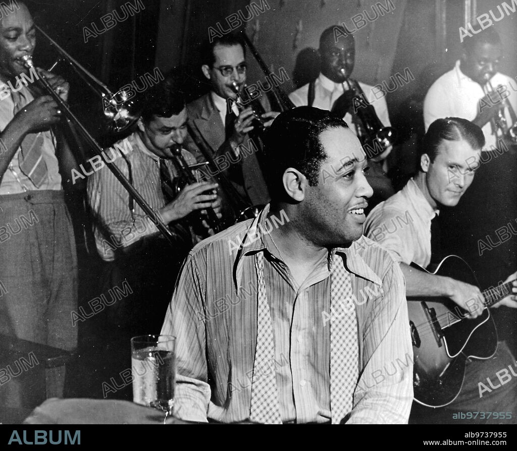 Duke Ellington, nacido en Washington, es la representación del estilo de Jazz de Nueva Orleans o de Harlem. Esta fotografía, hecha en 1930, nos muestra al guitarrista Eddie Condon a la derecha. Ellington se hizo más famoso no tanto como pianista de jazz, como por su facilidad para componer y por su disposición para dirigir la orquesta.