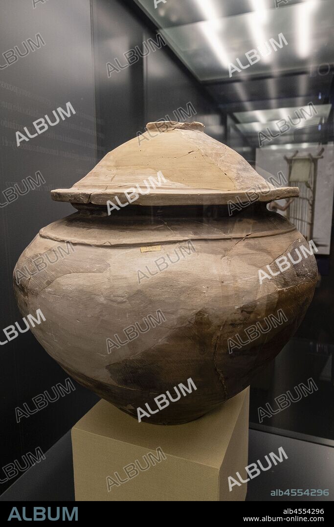 tinaja de almacenaje celtibera, barro cocido, Contrebia Leucade, Aguilar del Rio Alhama, Museo de la Romanización, Calahorra, La Rioja , Spain, Europe.