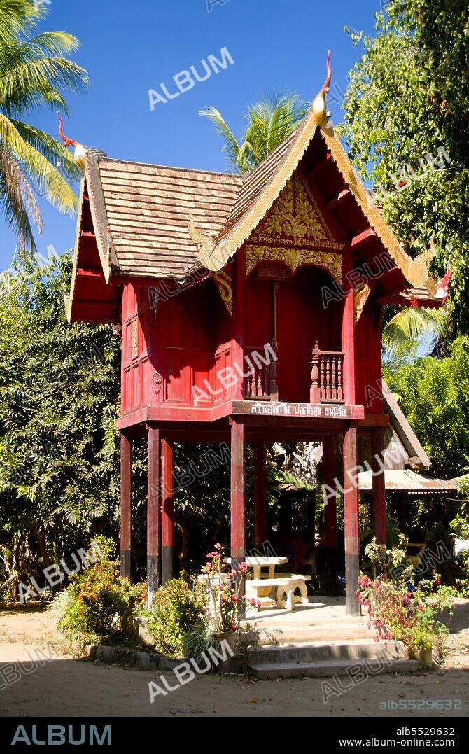 Wat Puttha En (???????????) is a typically northern Thai-style temple, established in 1868. It is chiefly remarkable for its small, wooden bot nam (????????) or ordination hall, built atop pillars in the centre of a square lotus pond. Such ‘water chapels’ are rare across Thailand. The newly renovated viharn is attractive but unremarkable, but behind, on etiolated red wooden piles, stands a northern-style ho trai (scripture library), decorated with red and gold lai kram patterns. Tucked away in a narrow valley, Mae Chaem (???????) must rank as one of the least accessible corners of Chiang Mai. Located on the westernmost frontier of the province, it is isolated from the main Chiang Mai valley by the East Thanon Thongchai Range dominated by Doi Inthanon (???????????; at 2,565m Thailand’s highest mountain), and from neighbouring Mae Hong Son province to the west by the Central Thanon Thongchai Range, including Doi Khun Bong (????????; 1,772m).