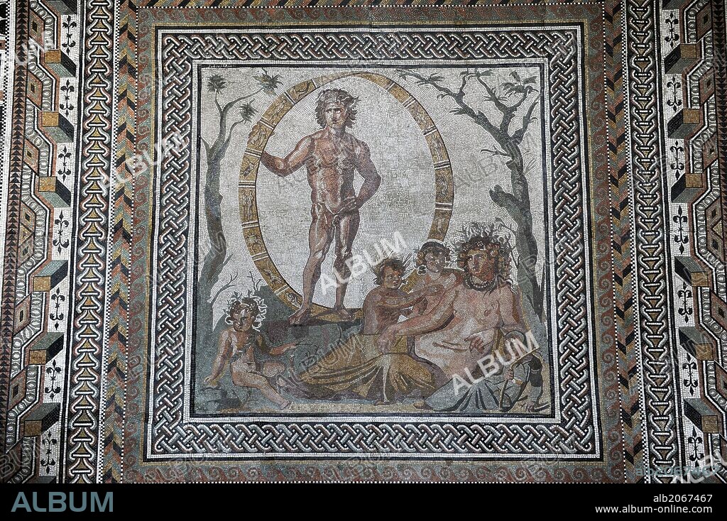 ARTE ROMANO. Mosaico. Pavimento. Alrededor del 200 d. C. Procedente de la villa romana cercana a Sentinum (Sassferrato) en Marcas. Aion, dios de la eternidad, rodeado por una rueda zodiacal, la madre Tierra, Tellus sentada, las personificaciones de las cuatro estaciones, así como el surgimiento del follaje de los árboles, con el cambio beneficioso de las estaciones. Glytothek. Munich. Alemania. Europa.