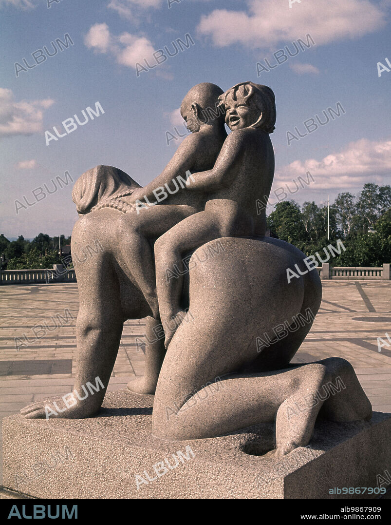 GUSTAV VIGELAND. MADRE E HIJOS- ESTATUA EN GRANITO- S XX- ESCULTURA QUE REPRESENTA EL CICLO DE LA VIDA.