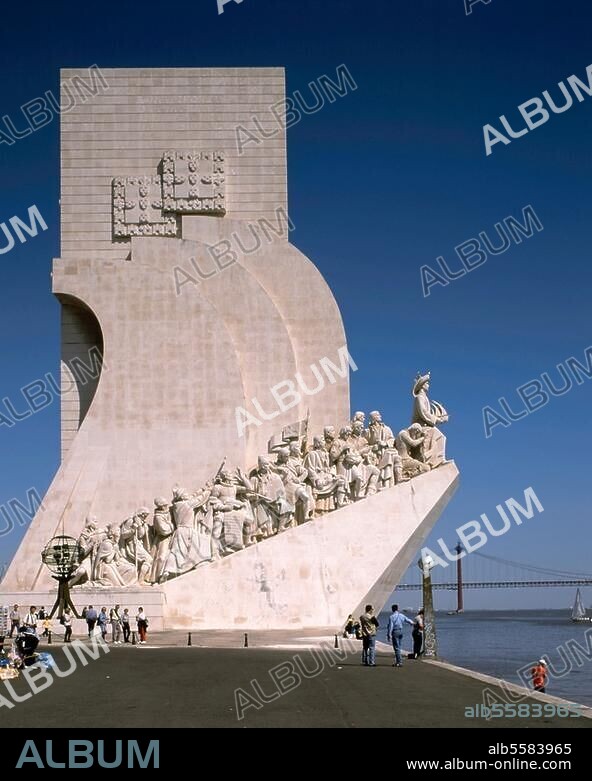 zu: Heinrich der Seefahrer; Infant von Portugal; 1394-1460. Lissabon (Portugal), Padrao dos Descobrimentos - Denkmal der Entdeckungen (an der Spitze: Heinrich der Seefahrer; 1960 enthüllt; Entwurf: Cottinelli Telmo; Bildhauer: Leopoldo de Almeida). Gesamtansicht. Foto, 1997: AKG-images / Françoise Kuntz.