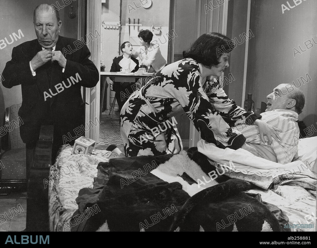 JOSE ISBERT, MARIA LUISA PONTE y PEDRO PORCEL en EL COCHECITO, 1960, dirigida por MARCO FERRERI. Copyright FILMS 59.
